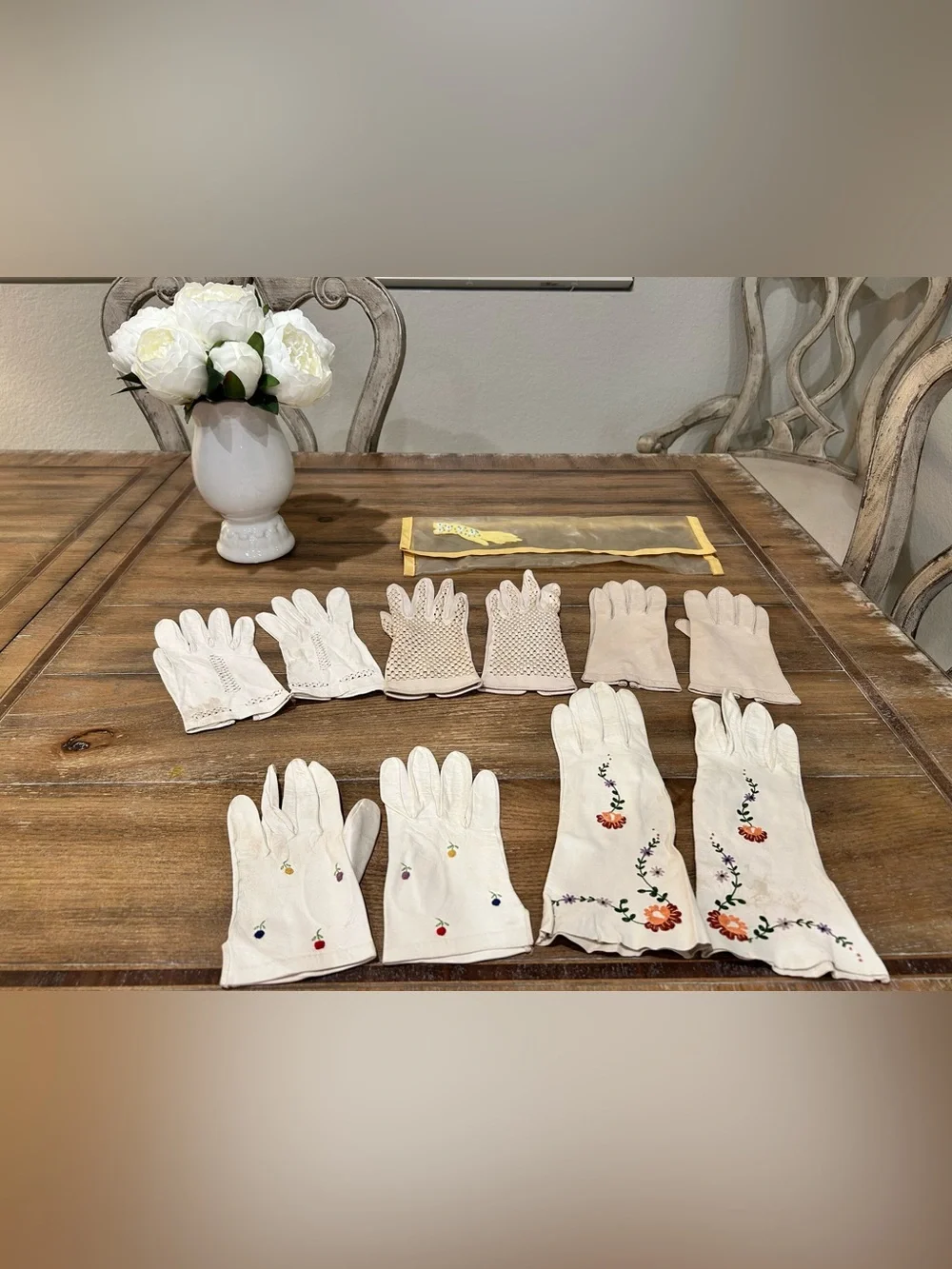 Five pair of vintage kid gloves (leather) with vintage glove holder🌼